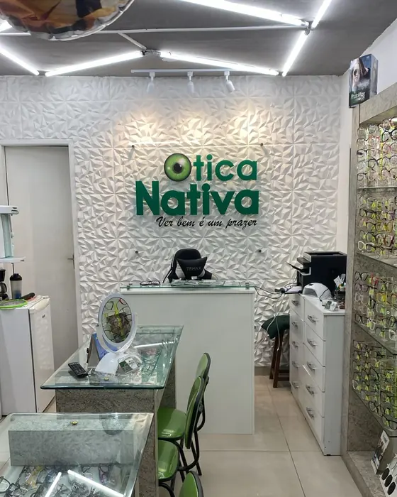 Balcão da Ótica Nativa com a logo na parede ao fundo