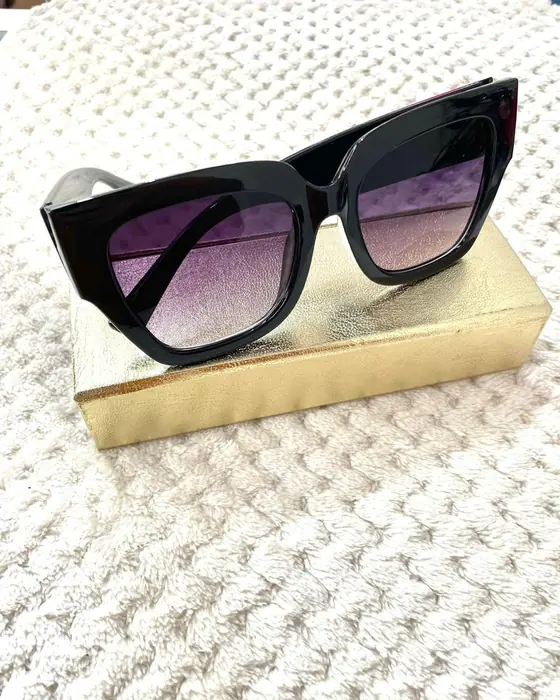 Óculos de sol preto com lentes em degradê roxo